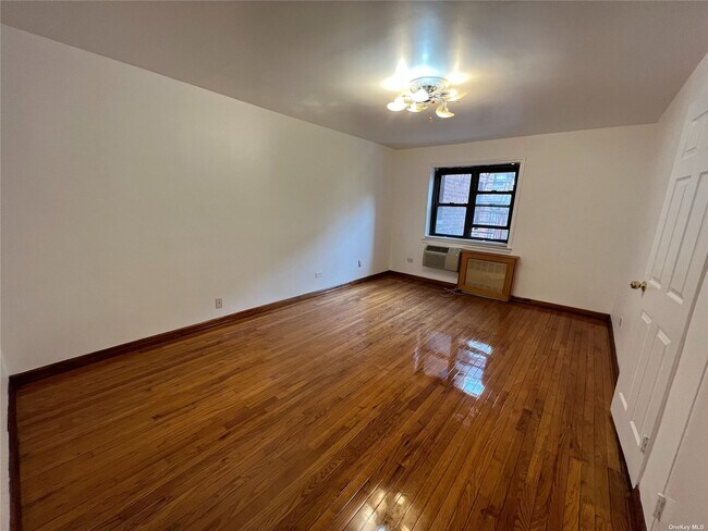 Building Photo - 94-31 59th Ave