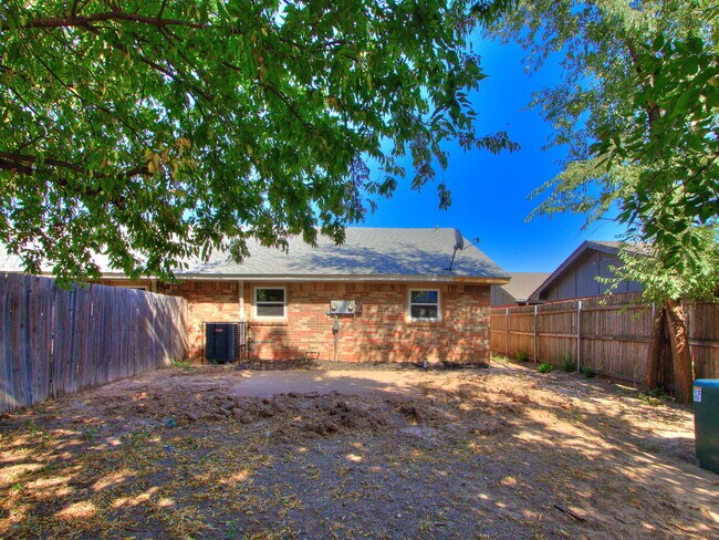 Building Photo - 1913 N Moulton Ct