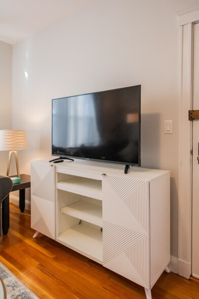 Building Photo - 191 Kent St