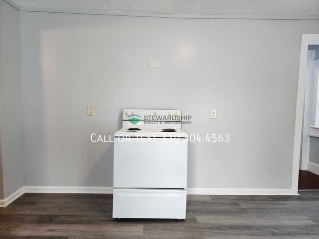 Building Photo - 406 1st St SE