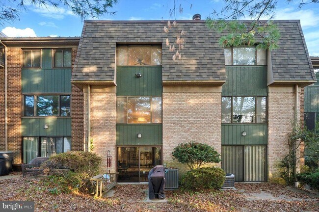 Building Photo - 921 Putnam Blvd