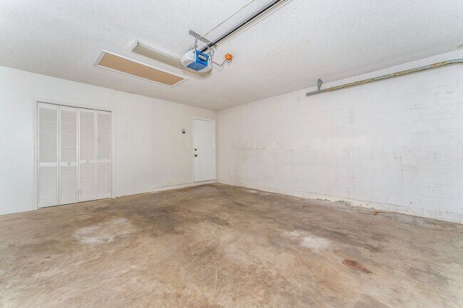 Building Photo - Charming 3-Bedroom, 2-Bath Home with Bonus Room in Poinciana!