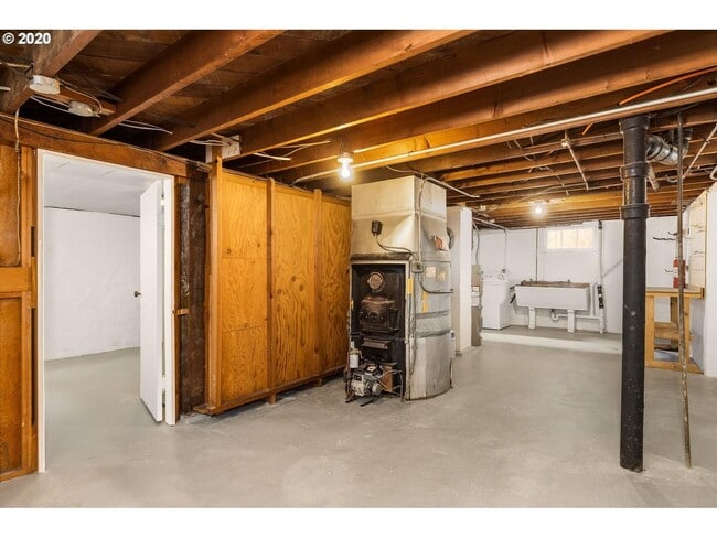 Building Photo - Charming 2-Bedroom Gem with Spacious Living Room and Bright Open Kitchen!