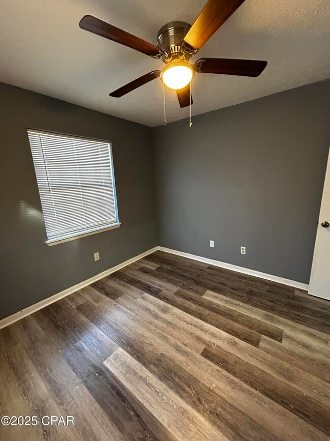 Building Photo - 1007 11th Ct