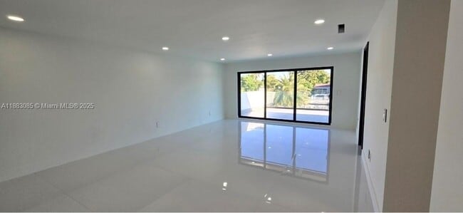 Building Photo - 406 Holiday Dr