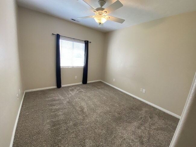 Building Photo - Welcome Home! Lovely 3 bed 2 bath home.
