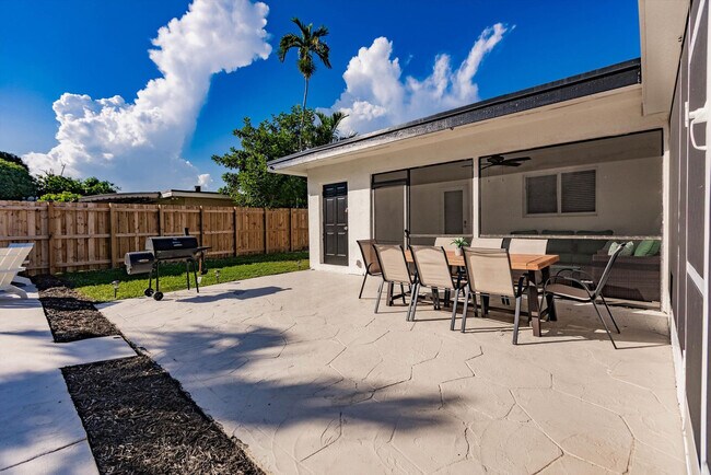 Building Photo - 716-720 Southwest 14th Court-SI FL1-ID1475646P