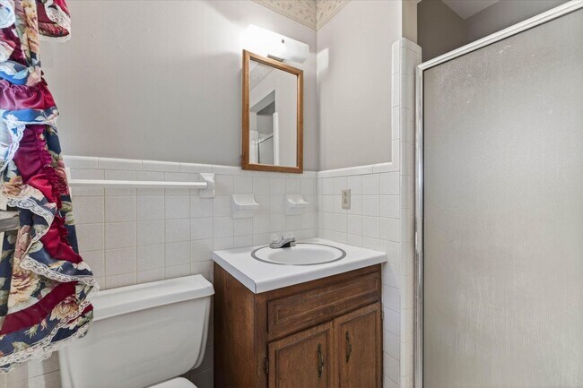 Building Photo - 2 Bedroom Dog Friendly Home For Rent With Large Bonus Room!