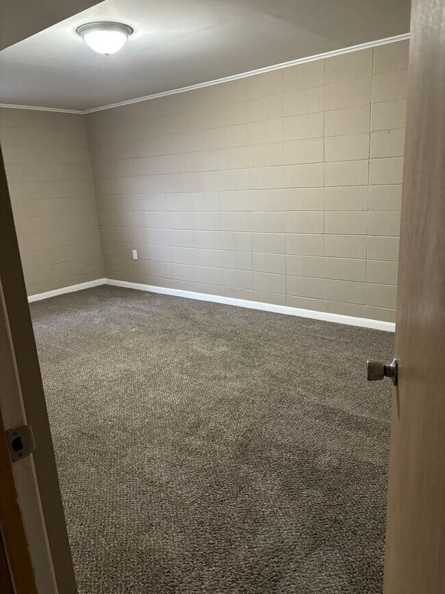 Building Photo - LARGE Spacious 5 bedroom 3 bathroom House