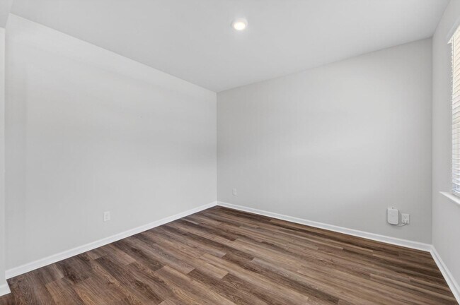 Building Photo - 185 Carolina Grv Blvd