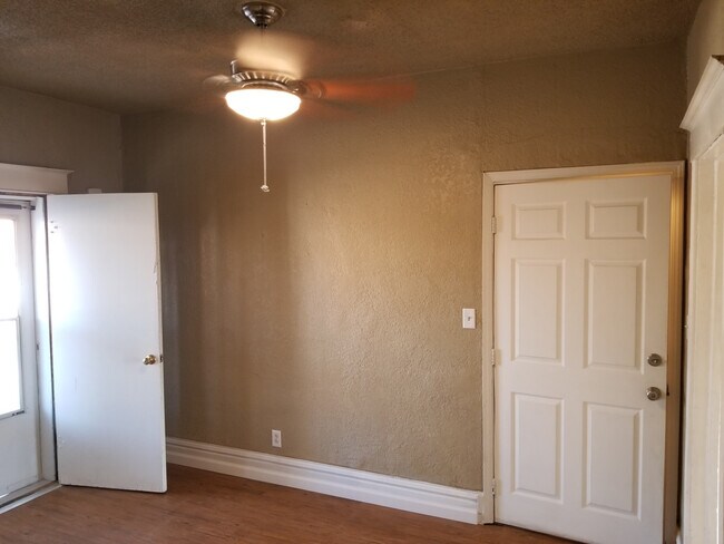 Building Photo - 41st and Troost 2W