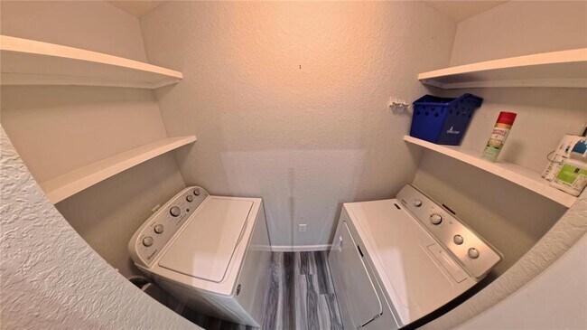 Building Photo - 4102 Central Sarasota Pkwy