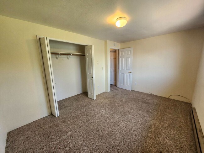 Building Photo - 2 Bed/1 Bath Apartment in NE Bend - Wichita Way