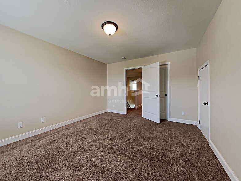 Building Photo - 7217 Deer Springs Way
