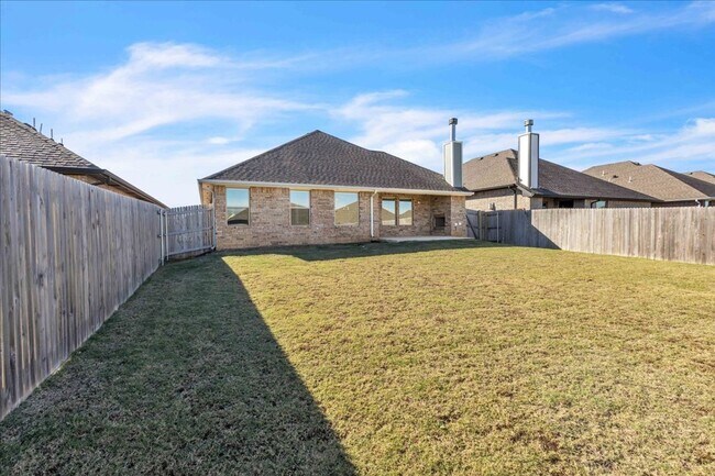 Building Photo - Nearly New Yukon Schools