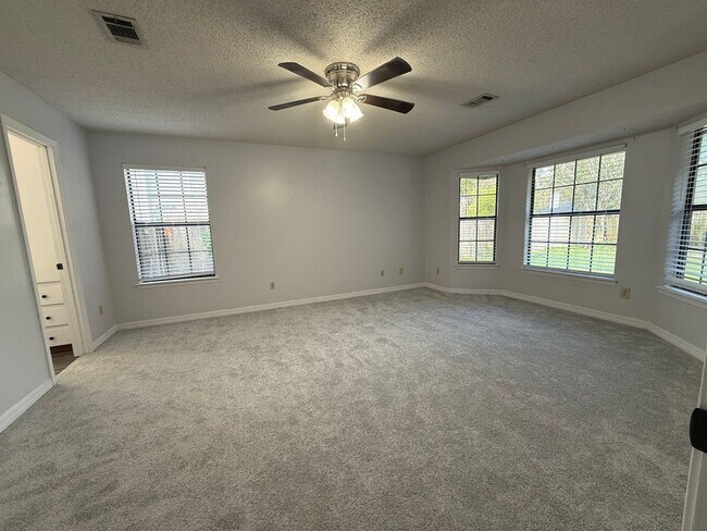 Building Photo - Gulf Breeze - Paradise Bay - 3 bedroom, 2 bathroom w/ lawn care included