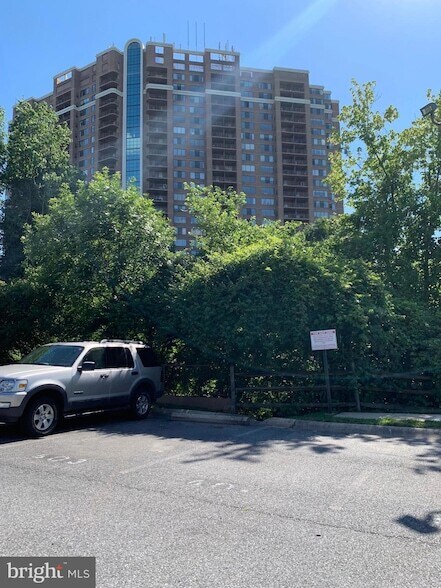 Building Photo - 10101 Grosvenor Pl