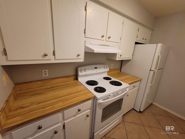 Building Photo - 512 Lake Forest Blvd