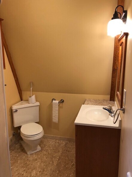 Building Photo - 1245 Englewood Dr