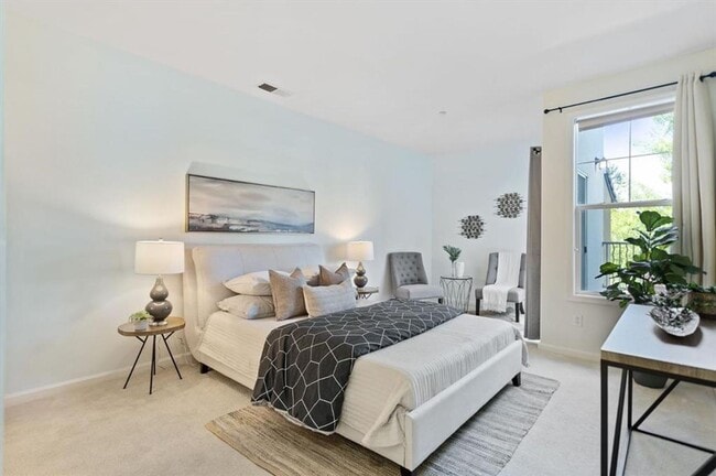Building Photo - Gorgeous 2 Bed 2 Bath Dublin Townhome with Amenities! Centrally Located!