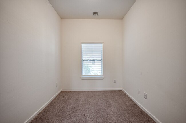 Building Photo - Welcome Home! This beautiful 3 bed home in...