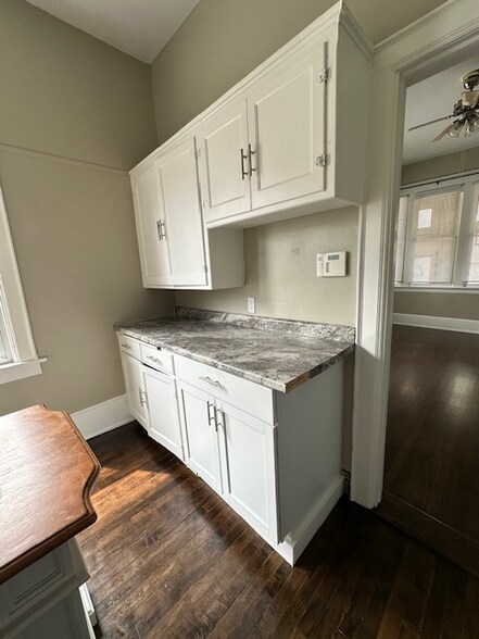 Building Photo - 919 E Clarke St