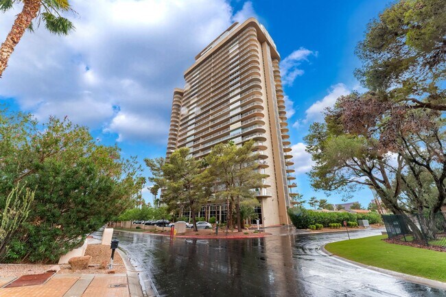 Building Photo - Luxury High-Rise Living with Views!