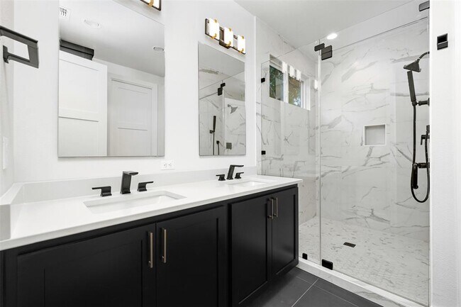 Building Photo - 407 El Paso St