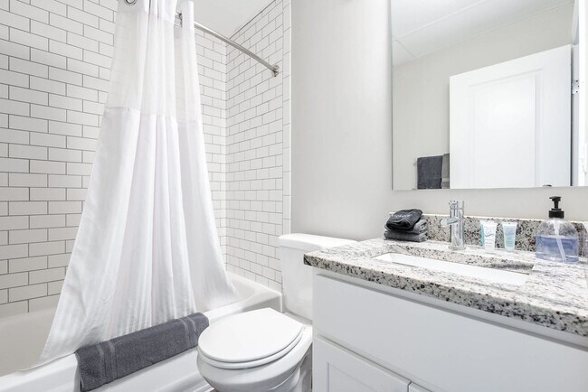 Building Photo - 615 N East St