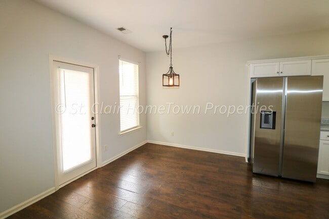 Building Photo - Desirable Community of Avalon