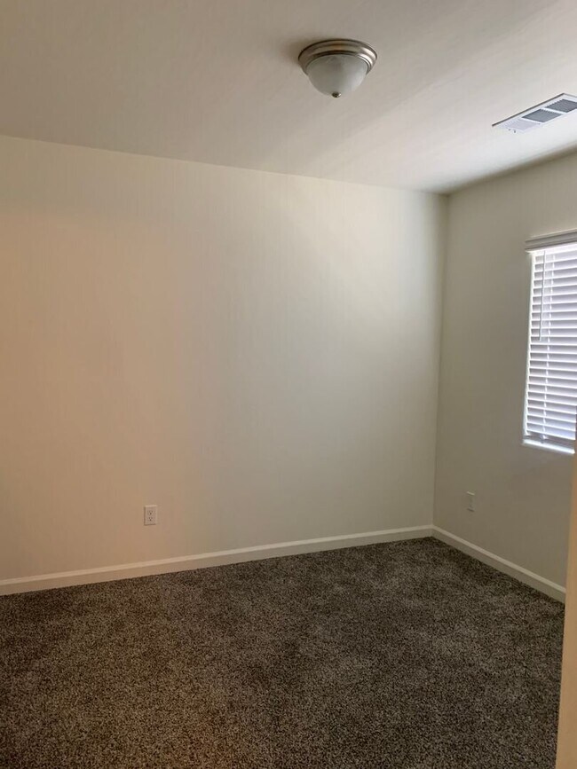 Building Photo - Beautiful 3 Bedroom 2 Bath Home in North Hanford