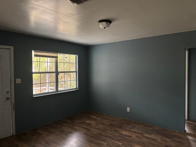 Building Photo - 2406 Country Club Dr