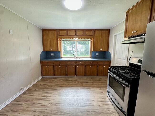 Building Photo - 6 E Southlawn Ave