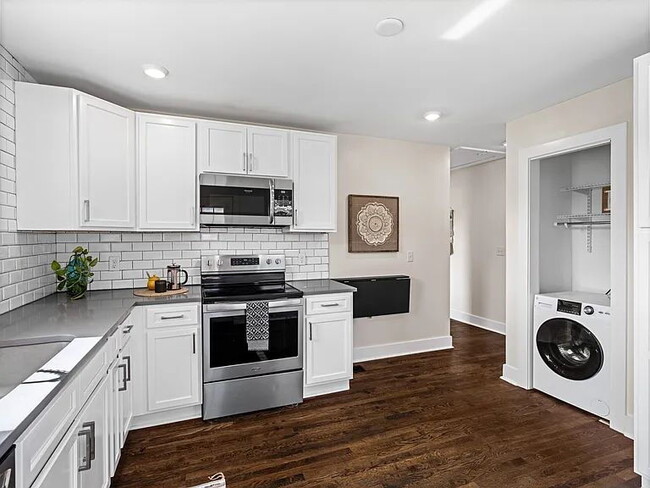 Building Photo - 2 Bedroom, 1 Bathroom Duplex Near Woodbine...