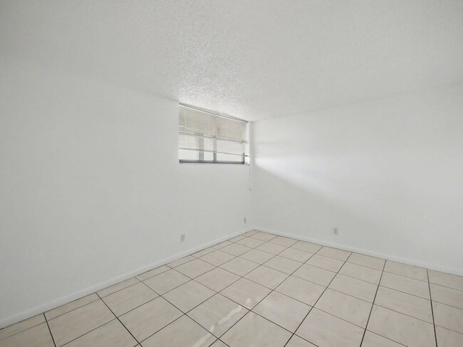 Building Photo - 4800 Bayview Dr