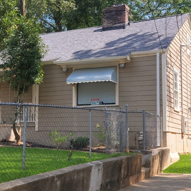 Building Photo - “This is where dinner parties and game nig...