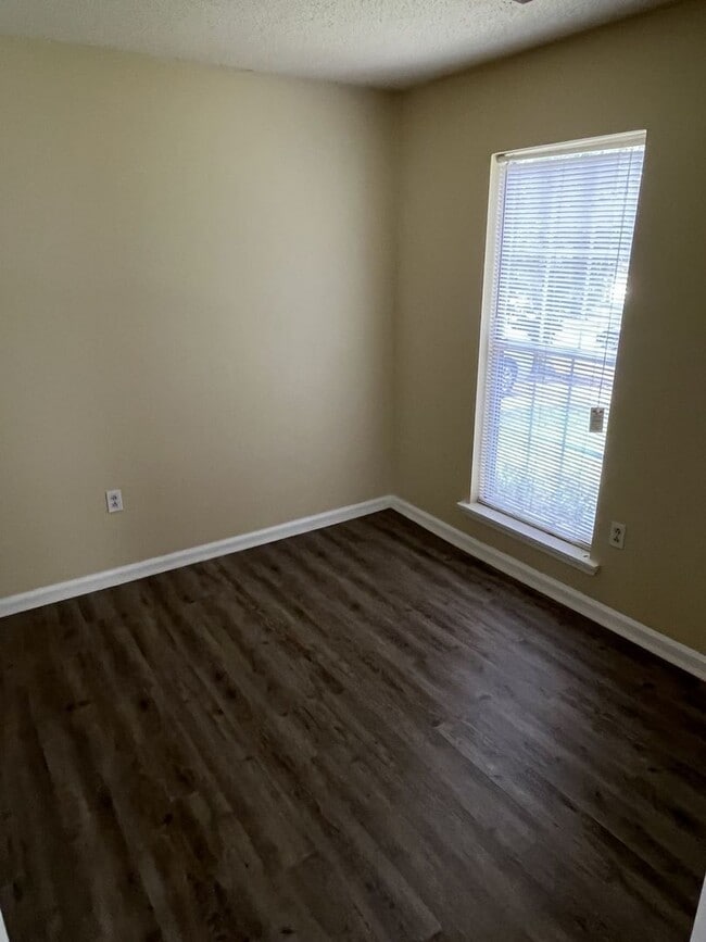 Building Photo - Cute 3 Bed, 2 Bath Ranch Home off East W.T...