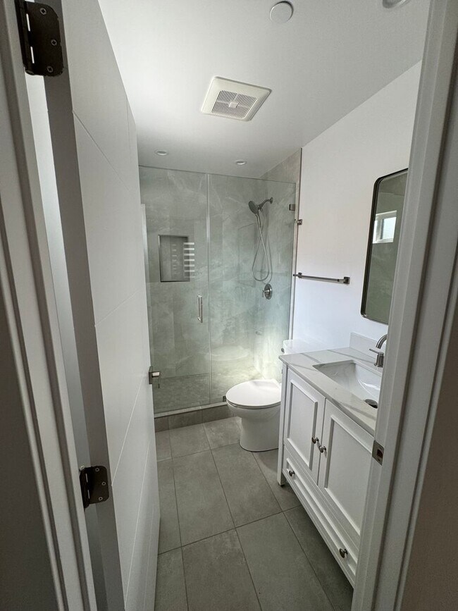 Building Photo - Spacious 1000 Sq. Ft. Single-Floor Back AD...