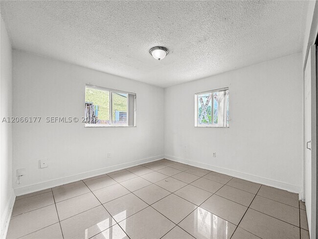 Building Photo - 9103 SW 38th St