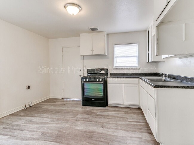 Building Photo - 538 E Indian Dr
