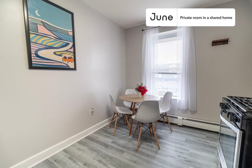 Building Photo - Private bedroom in 3 bed/1 bath Home
