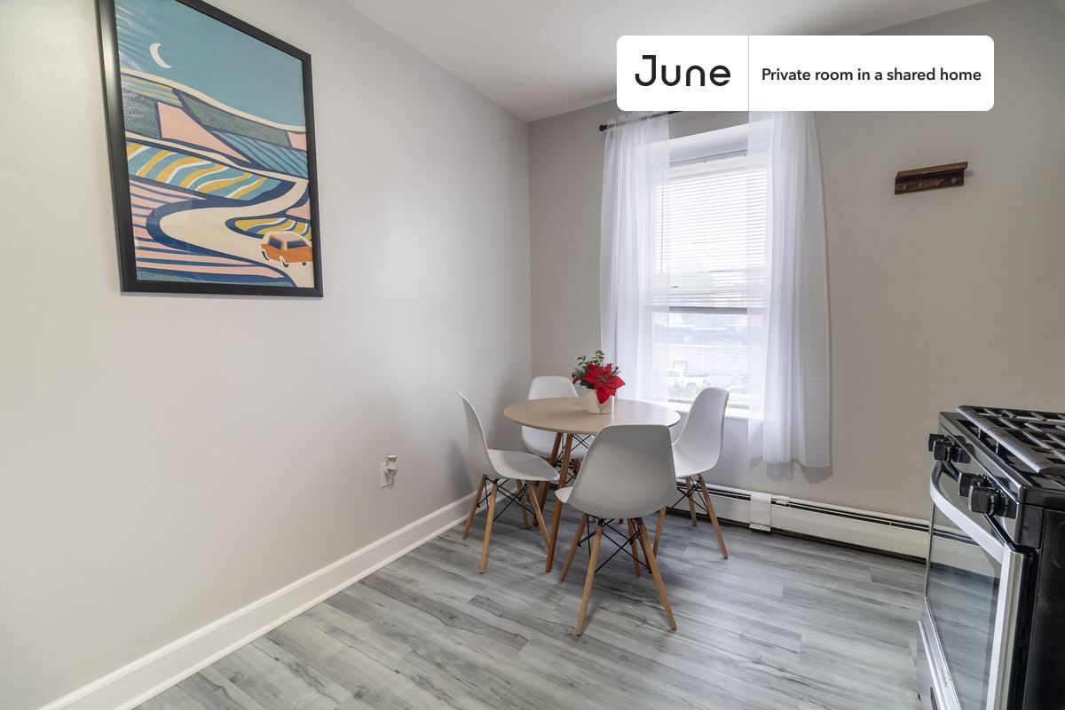 Building Photo - Private bedroom in 3 bed/1 bath Home