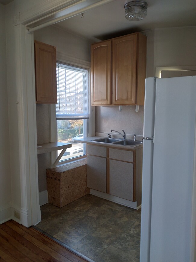 Kitchen - 519 Reynolds Ave