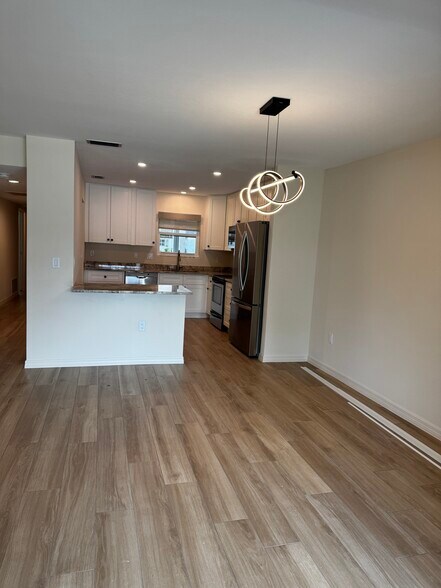 Building Photo - 3909 Glen Oaks Dr E