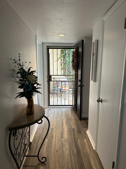 Building Photo - 3330 Templeton Gap Rd