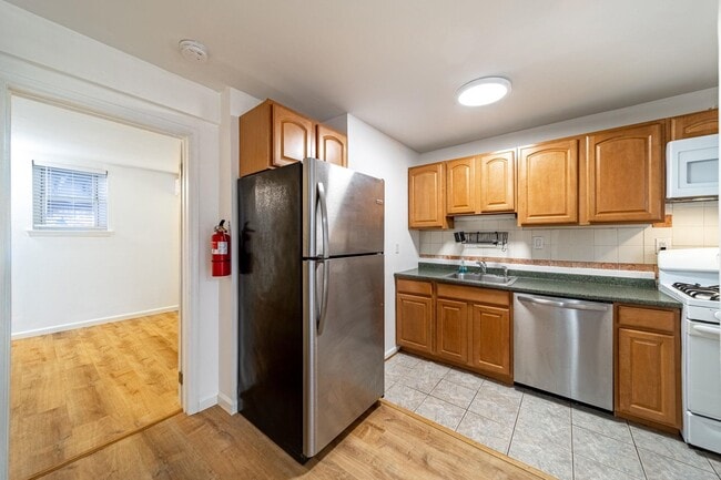 Building Photo - 236 Christopher Columbus Dr