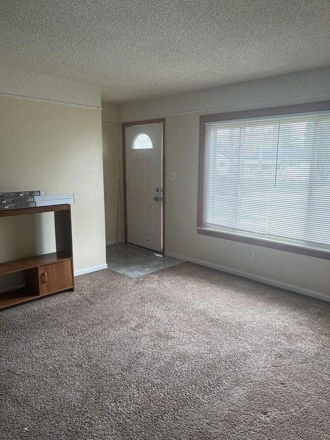 Building Photo - 2 Bedroom Bungalow in Warren - $1200