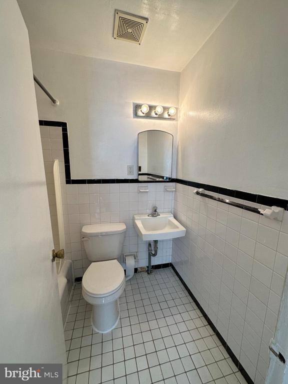 Building Photo - 322 S 11th St