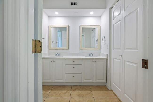 Building Photo - Bright & Airy 3-Bed Home Close to Universi...
