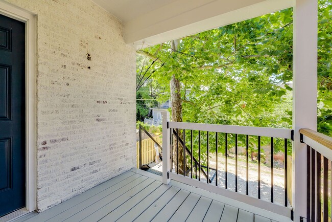 Building Photo - 905 E Park Ave